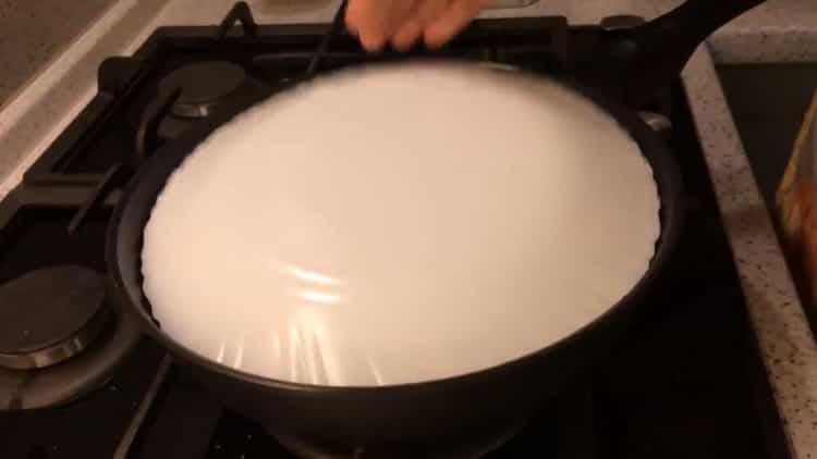 Mettez la tarte cuite dans une casserole sur un plat
