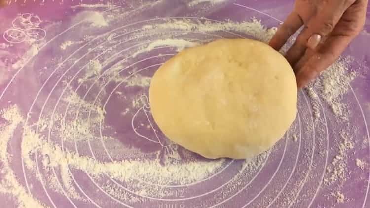 To make a pie in a pan, prepare the dough