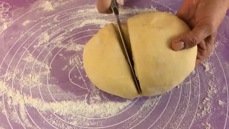 Pour faire une tarte dans une casserole, diviser la pâte