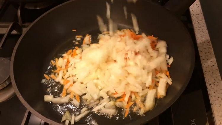 To prepare the pie in a pan, prepare the ingredients for the filling.