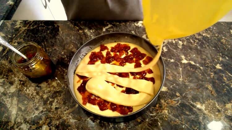 Da biste napravili tortu od džema, sastojke umutite u kalup