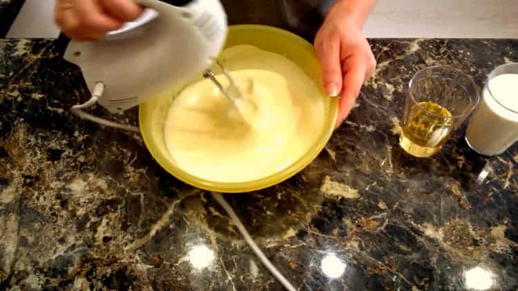 Para hacer una tarta de mermelada rápida, agregue mantequilla a la masa