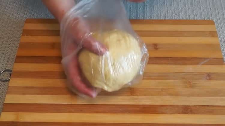 Para hacer una tarta con champiñones en el horno, pon la masa en una bolsa