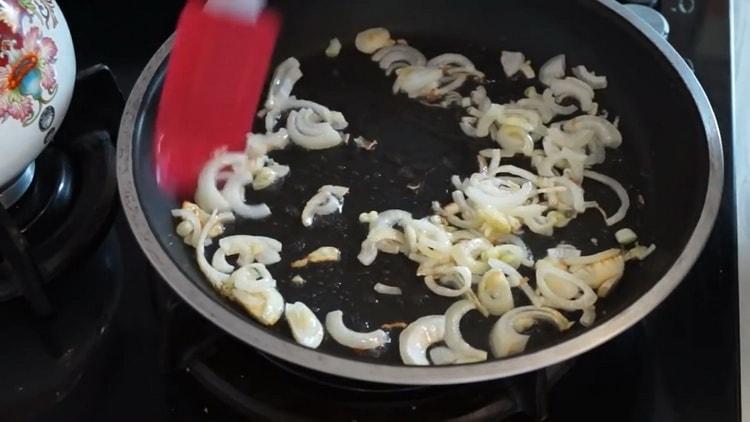 To make a mushroom pie in the oven, fry the onions