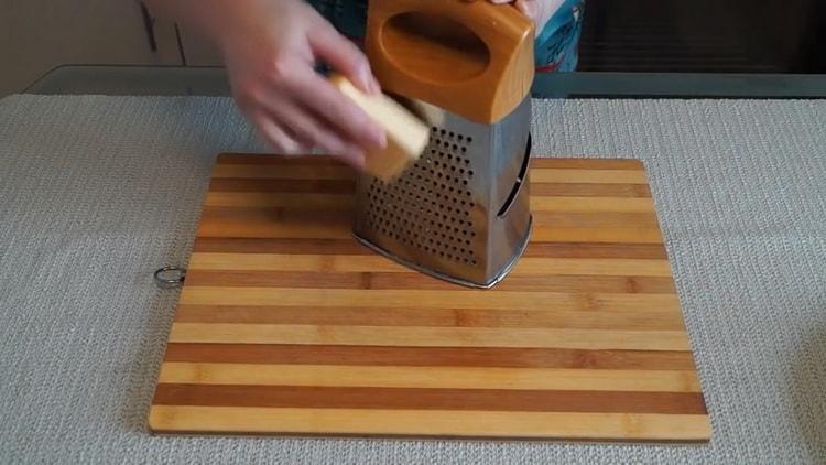 Pour faire une tarte aux champignons au four, râpez le fromage