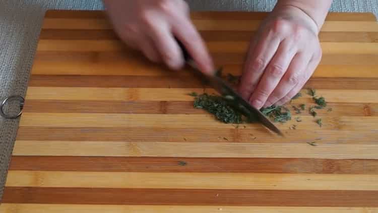 Para hacer una tarta de champiñones en el horno, corte las verduras