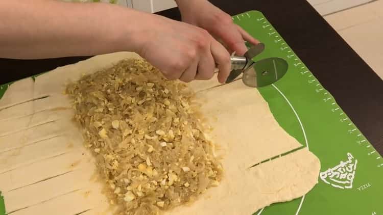 Pour faire une tarte avec du chou et des œufs au four, faites des incisions sur la pâte.