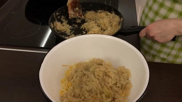 Pour faire une tarte avec du chou et des œufs au four, préparez la garniture