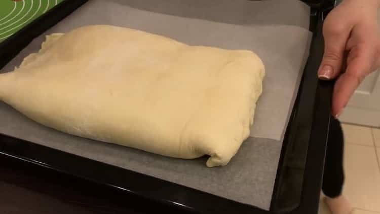 Pour faire une tarte avec du chou et un œuf au four, recouvrir la plaque de cuisson de papier sulfurisé