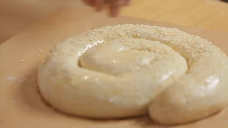 Pour faire une tarte au poulet et aux champignons, saupoudrer de graines de sésame