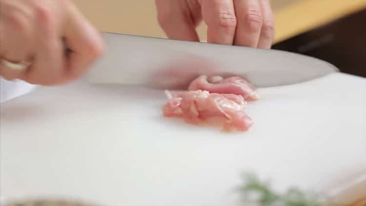 Pour faire une tarte au poulet et aux champignons, hachez la viande