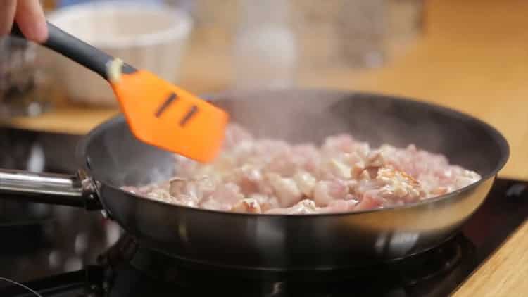 Para hacer pastel de pollo y champiñones, saltee la carne