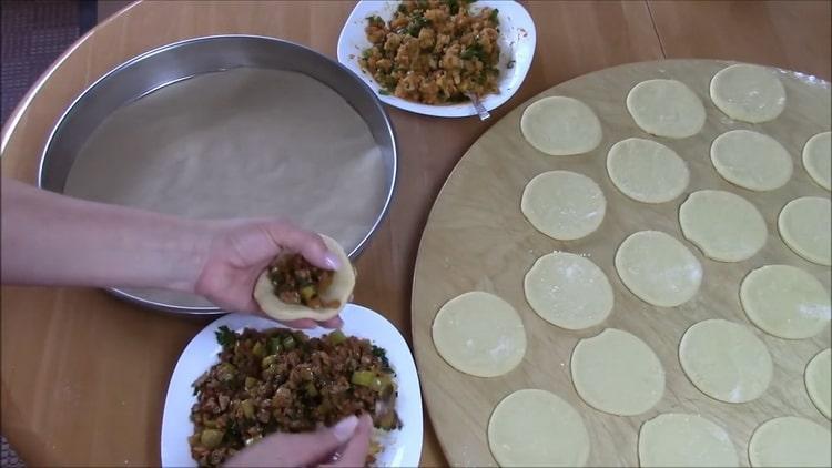 To prepare the meat pie, put the filling on the dough