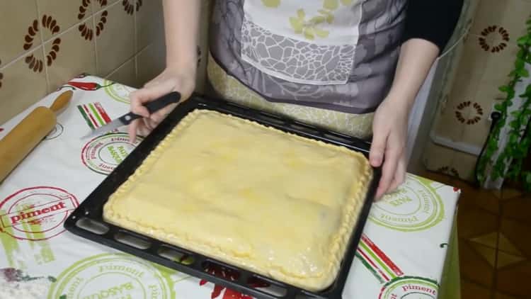 Pour faire une tarte avec du poisson et des pommes de terre, graisser la pâte avec un oeuf