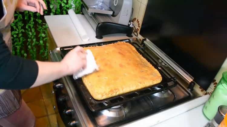 Pour faire une tarte avec du poisson et des pommes de terre, vérifiez l'état de préparation
