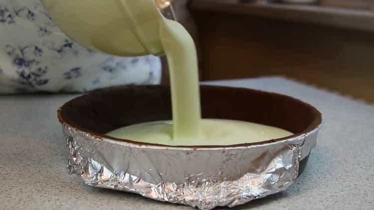 Pour préparer une tarte au fromage blanc au four, mettez la garniture sur le gâteau