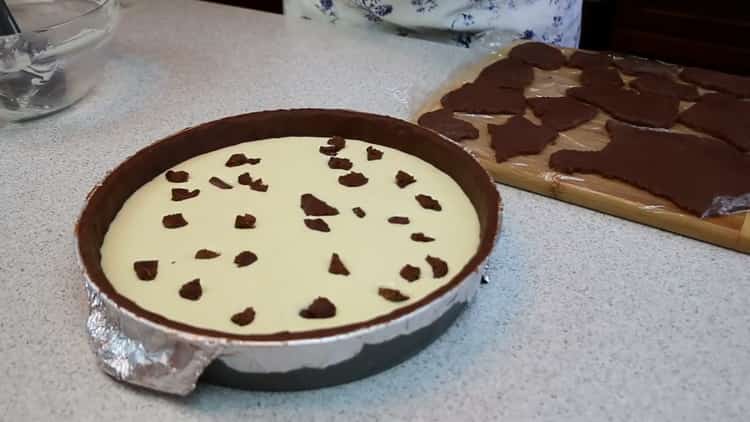 Para hacer un pastel con requesón en el horno, pon el pastel marrón en el relleno