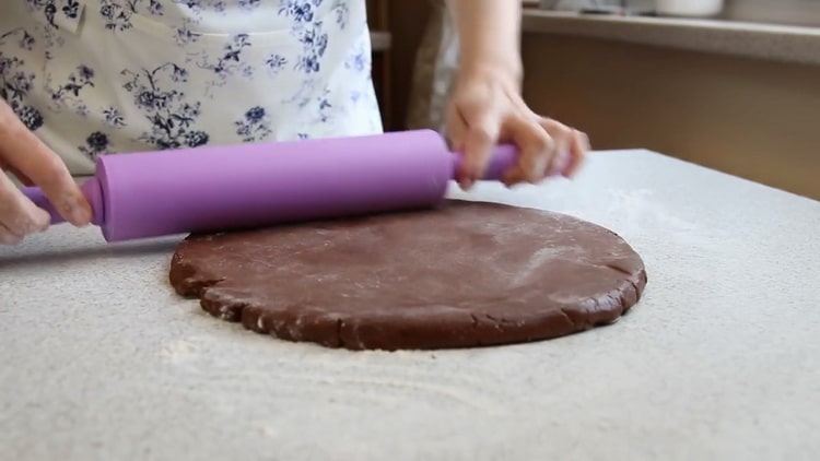 To make a pie with cottage cheese in the oven, roll out the dough