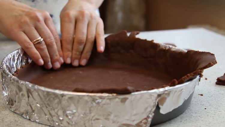 To make a pie with cottage cheese in the oven, put the dough in the refrigerator