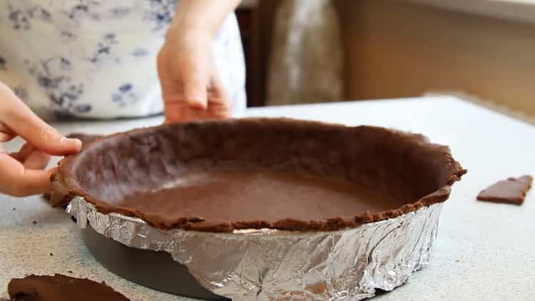 To prepare a pie with cottage cheese in the oven, put the dough in the mold