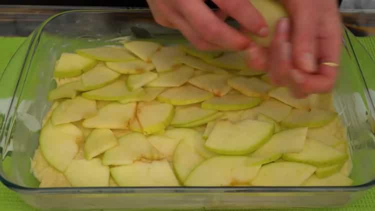 Para hacer un pastel con requesón y manzanas, prepare un formulario