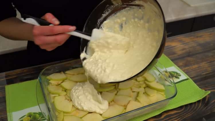 Para hacer un pastel con requesón y manzanas, precaliente el horno