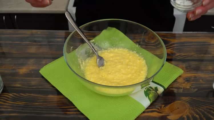 Para hacer un pastel con queso cottage y manzanas, mezcle los ingredientes.