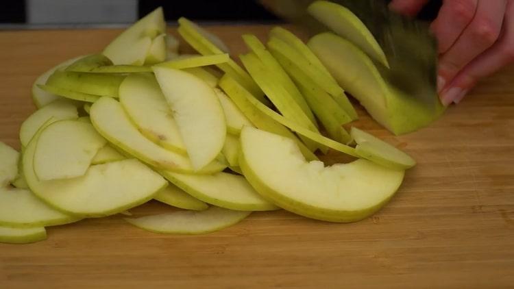 Pour faire une tarte avec du fromage cottage et des pommes, coupez des pommes