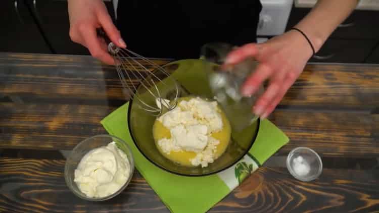 Para hacer un pastel con requesón y manzanas, prepare el relleno
