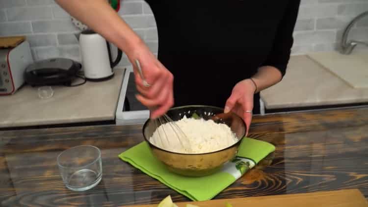 To make a pie with cottage cheese and apples, mix the ingredients for the preparation of the filling