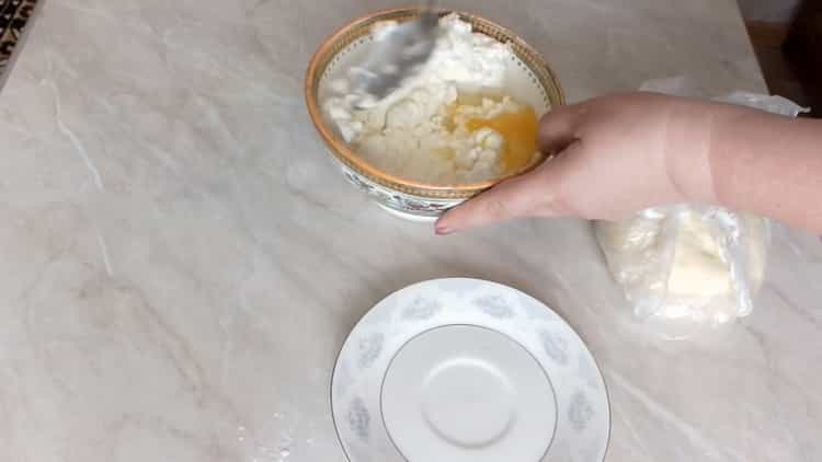 Combine the ingredients to make a pie with cottage cheese from yeast dough