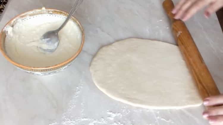To make a pie with cottage cheese from yeast dough, roll out the dough