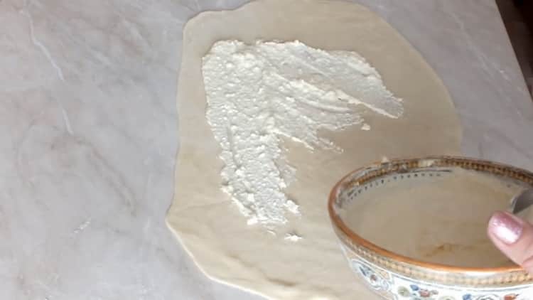 To prepare a pie with cottage cheese from yeast dough, put the filling on the dough