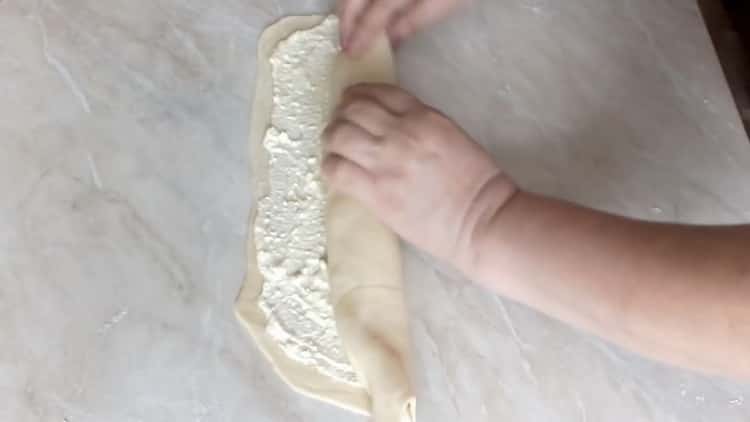 To make a pie with cottage cheese from yeast dough, roll a roll