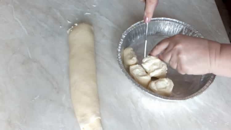 Para preparar una tarta con requesón de masa de levadura, coloque la forma del blanco