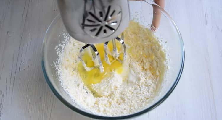 Da biste napravili torte od šljiva, pomiješajte sastojke za tijesto.