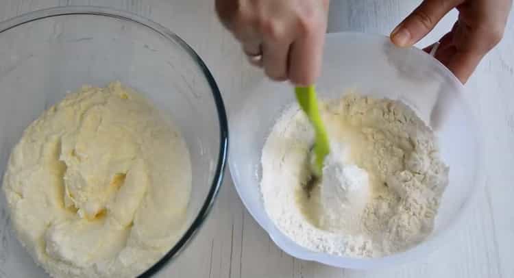 Tamizar la harina para hacer pasteles de ciruela