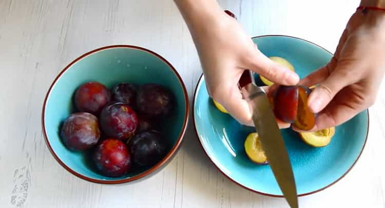 Pentru a pregăti plăcintele cu prune, pregătiți ingredientele