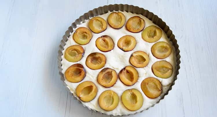 Da biste napravili torte od šljiva, pripremite kalup