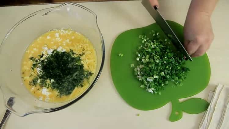 Pour faire des tartes lavash, hacher les verts