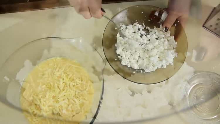 Para hacer pasteles de lavash, agregue queso y queso feta