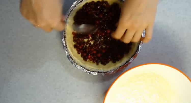 Para hacer un pastel de arándano, coloque las bayas sobre la masa