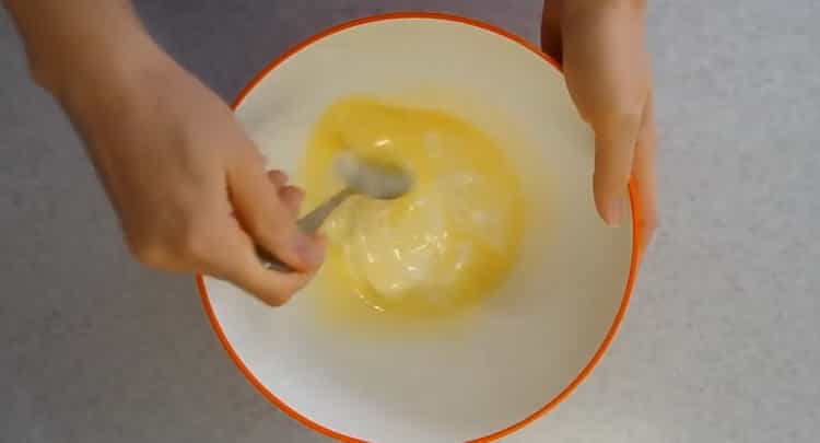 Pour faire la tarte aux airelles, mélanger les ingrédients de la pâte