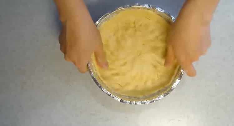 Para hacer un pastel de arándano, coloca la masa en el molde
