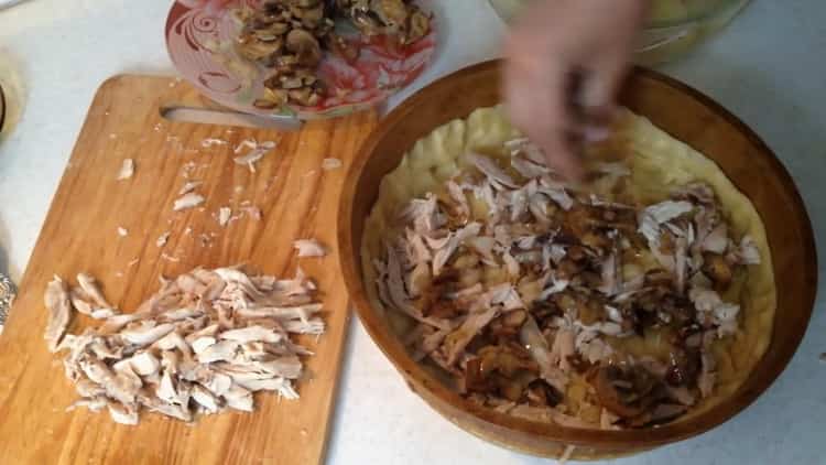 To prepare the chicken pie, put the filling on the dough