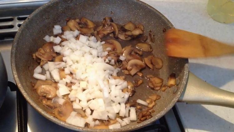 Fry the onion to make a chicken pie