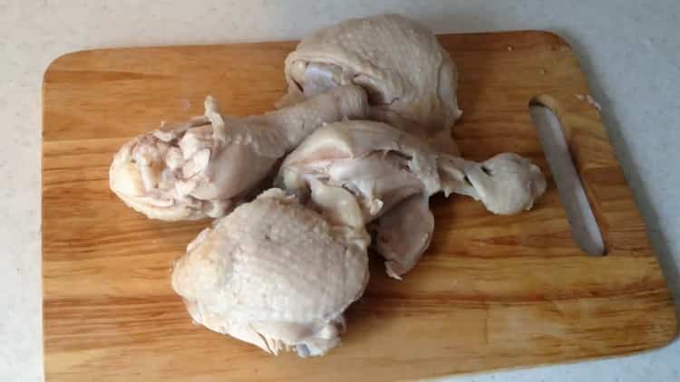 Hervir carne para hacer pastel de pollo.