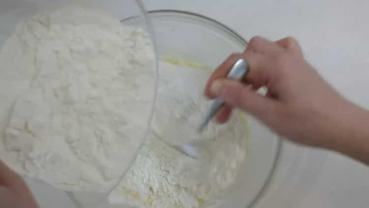 Tamiser la farine pour faire des tartes aux graines de pavot