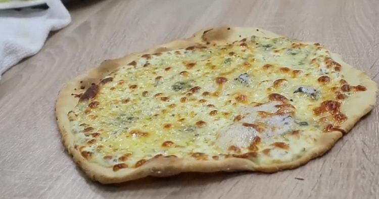 Da biste napravili 4 pizze od sira, prethodno zagrijte pećnicu