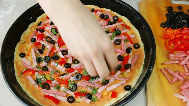 Da biste napravili pizzu bez kvasca, stavite nadjev na tijesto.